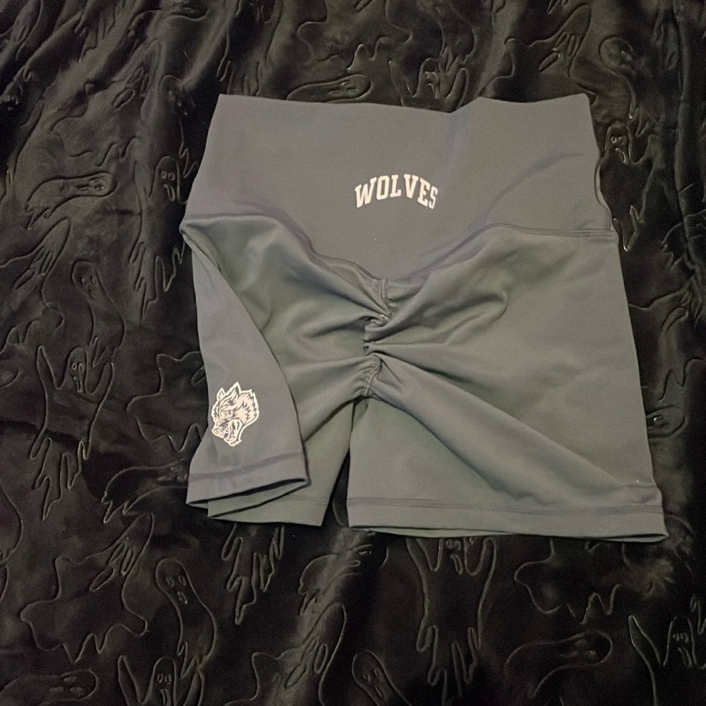 DARC SPORT WOLVES GRAY SCRUNCH BUTT WORKOUT SHORTS SIZE MED GYM BOOTY